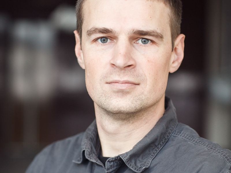 Basarabeni în lume // În era digitală realizează fotografii pe film